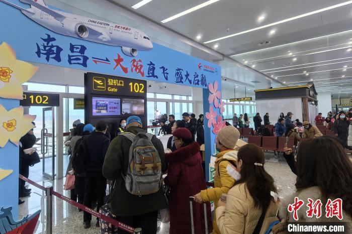 2月13日,江西南昌至日本大阪往返直飞航线开通。图为旅客在登机口排队等待乘机。东航江西分公司 供图