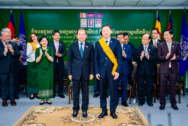 柬埔寨王国卫生部部长秦拉教授代表柬埔寨王国政府向吴伟理事长授勋