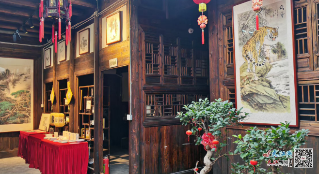 展厅内悬挂各式宣纸绣作品