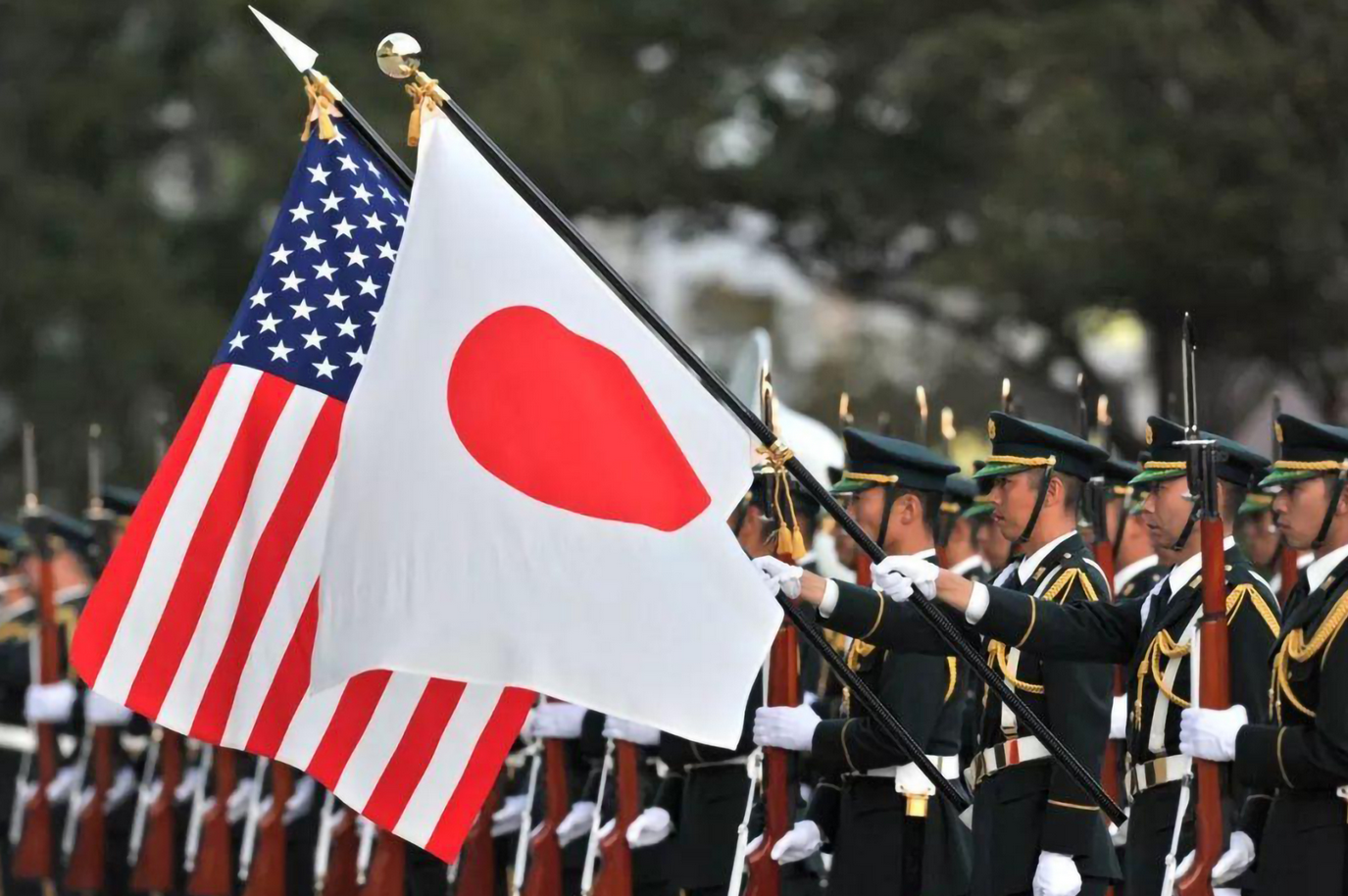 此次安保条约升级的背景是美国推行的大国对抗和冷战思维。美国试图通过加强与日本的军事合作，将日本推向军事合作的前沿，从而提升其在亚太地区的军事存在。