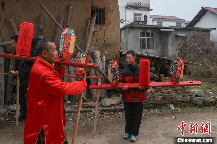 （新春見聞）江西南昌：“上坂關公燈”巡游鬧元宵