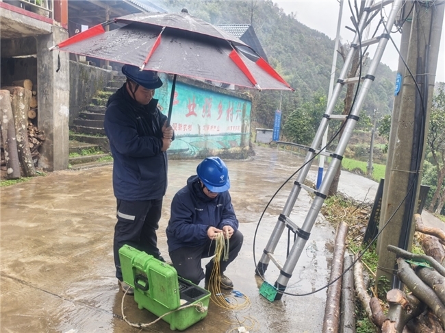 雨中抢修,保障通信畅通