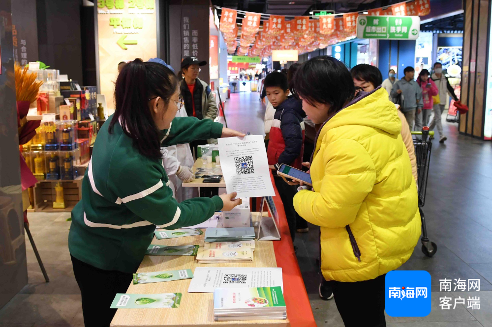 海南省市场监管部门开展食品安全“百姓点检日”活动。记者 蒙健 摄