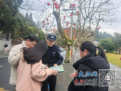 茨坪派出所民警持续开展巡逻，维持旅游秩序。茨坪派出所供图