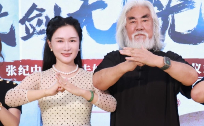 凤凰早报|普京特朗普通话细节披露;广西百色性侵案家属再发声