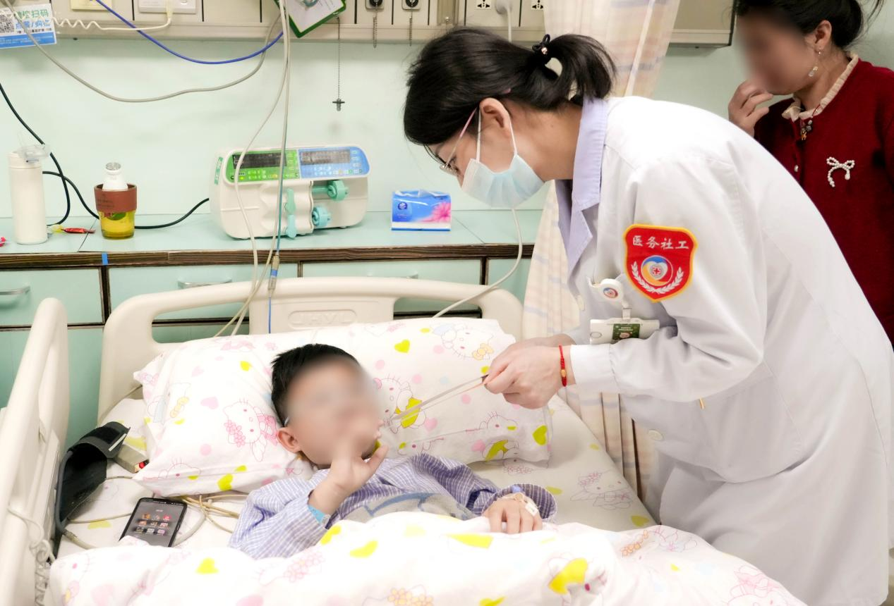 医院社工到病房发放电影票