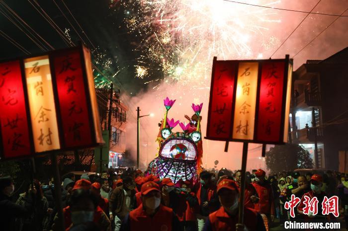 2月10日，一条近700米长的“板凳龙”在江西省南昌市新建区石岗镇石岗村闹元宵。刘思伟 摄