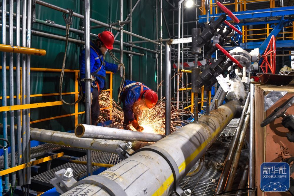 2月12日，工人在位于吉林省吉林市的中国石油吉林石化公司炼油化工转型升级项目120万吨/年乙烯装置建设现场施工作业。