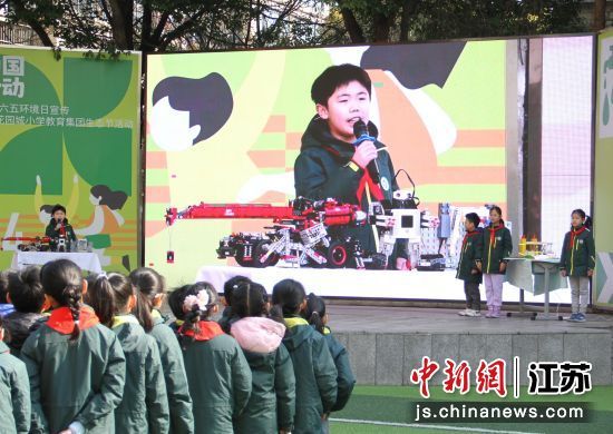 孩子们展示自主研发的小小科技成果。王铭远 摄