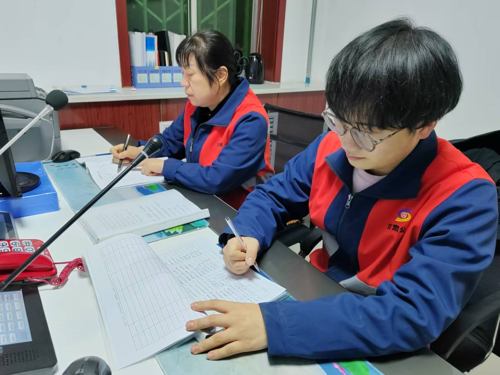 华亭公路“美颜师”的节后日常是啥样　这里有图有故事