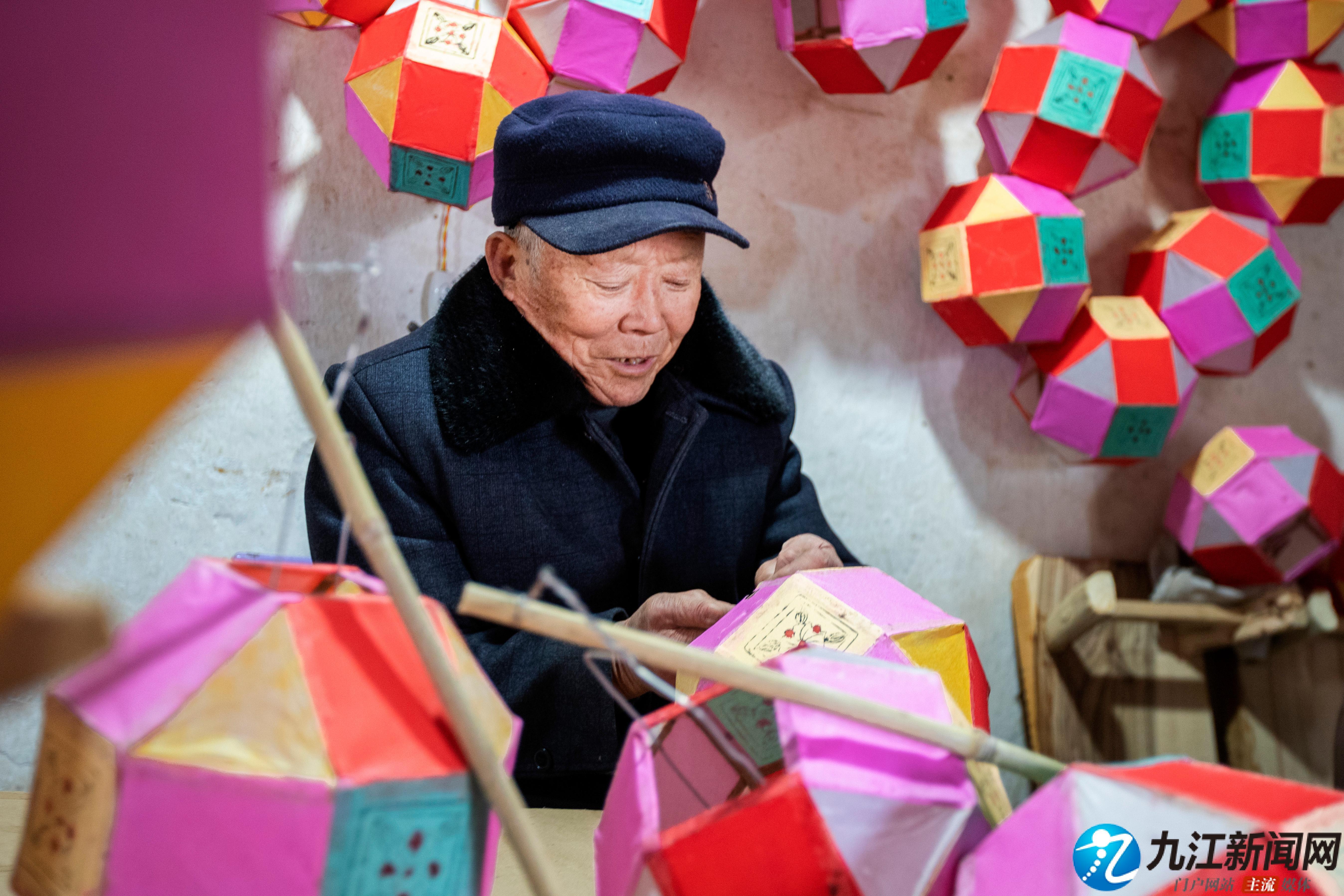 都昌县：扎花灯迎元宵（图）