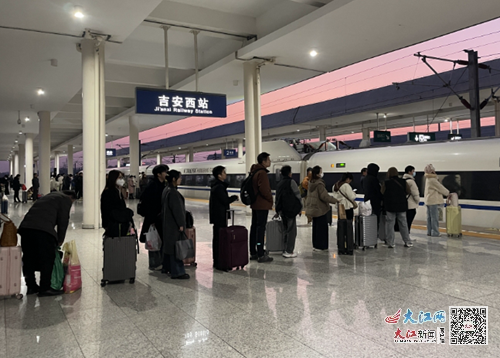 旅客有序排队上车