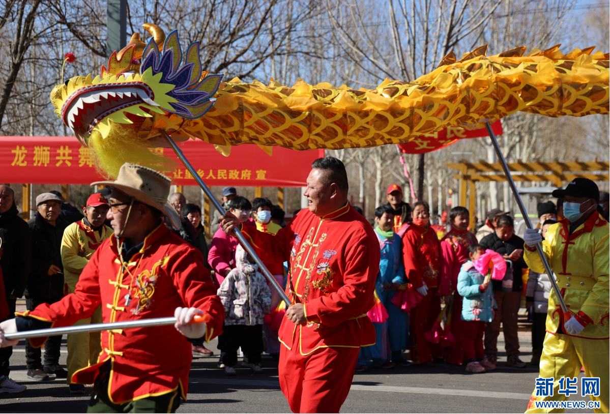 当地艺人进行舞龙表演。新华网发 赵玉 摄