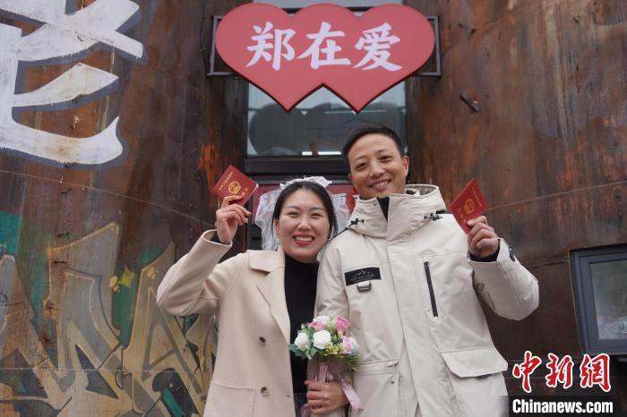 河南郑州：元宵节新人集体领证结婚