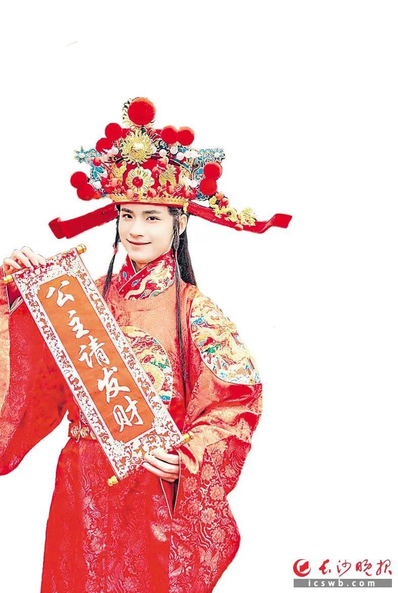 　　“财神送福”年俗主题活动为游客送上美好祝愿。