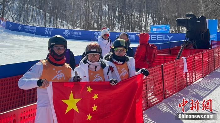 赛后手执国旗合影。郭超凯 摄