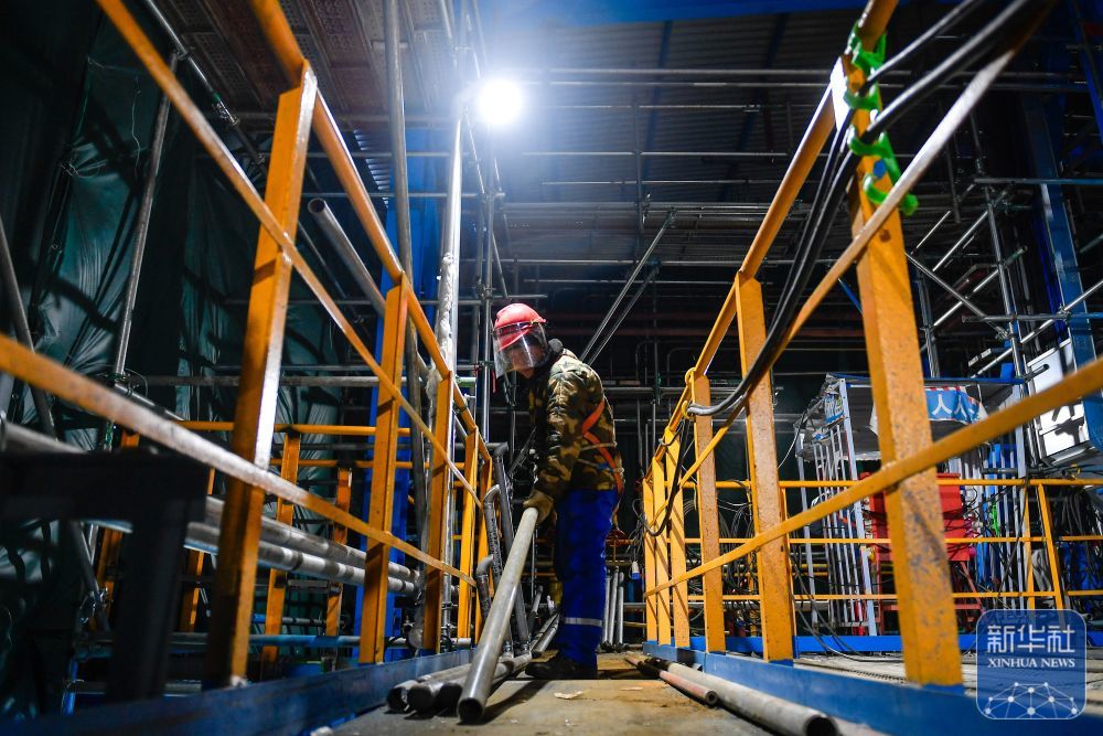 2月12日，工人在位于吉林省吉林市的中国石油吉林石化公司炼油化工转型升级项目120万吨/年乙烯装置建设现场施工作业。