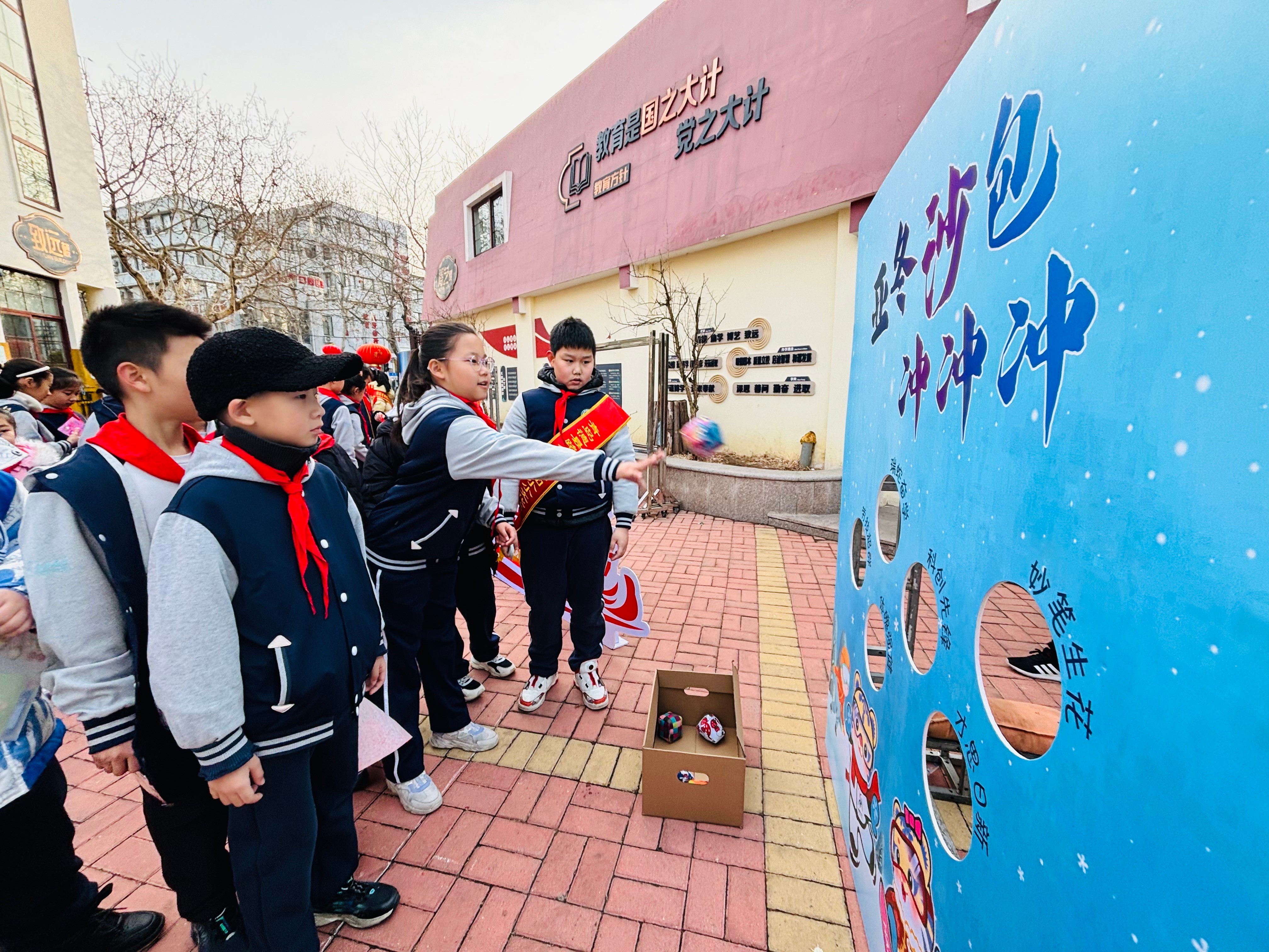 巳巳呈祥启新篇，挺膺担当向未来！青岛德县路小学教育集团（德县路校区）举行开学典礼暨开学第一课大思政教育活动