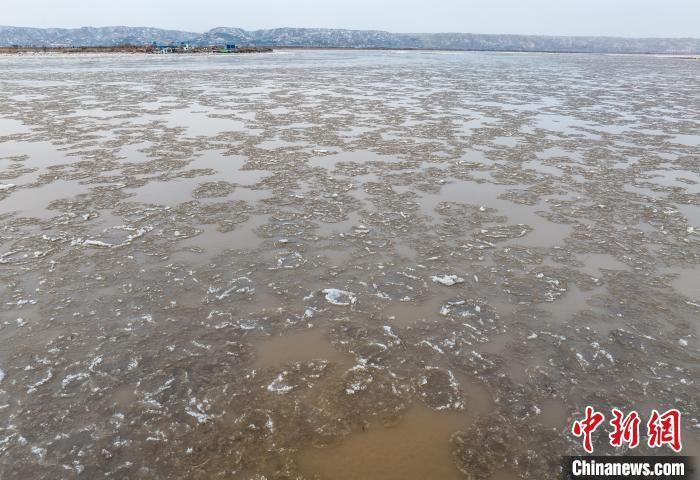 资料图为2024年1月21日，航拍山西运城临猗县境内黄河流凌。(无人机照片) 中新社记者 武俊杰 摄