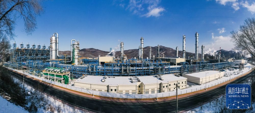 这是2月12日拍摄的位于吉林省吉林市的中国石油吉林石化公司炼油化工转型升级项目120万吨/年乙烯装置建设现场（无人机照片）。