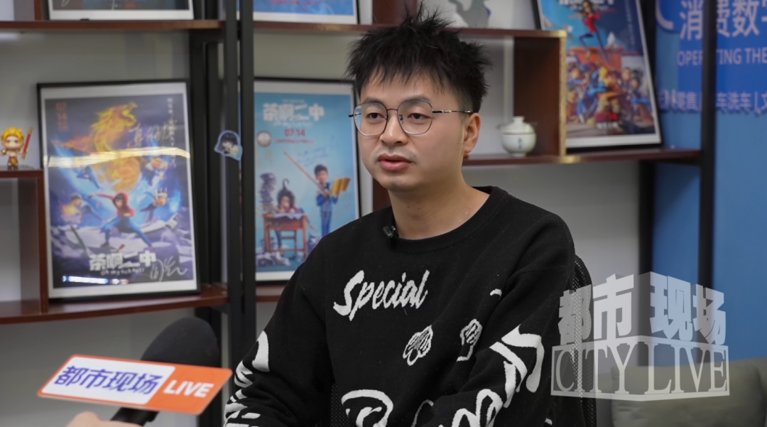 （图为江西幻影疯爆科技有限责任公司的负责人胡雪良）