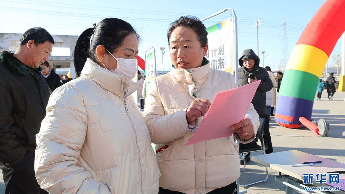 用人单位工作人员为求职者介绍招聘岗位信息。新华网发 刘莹 摄