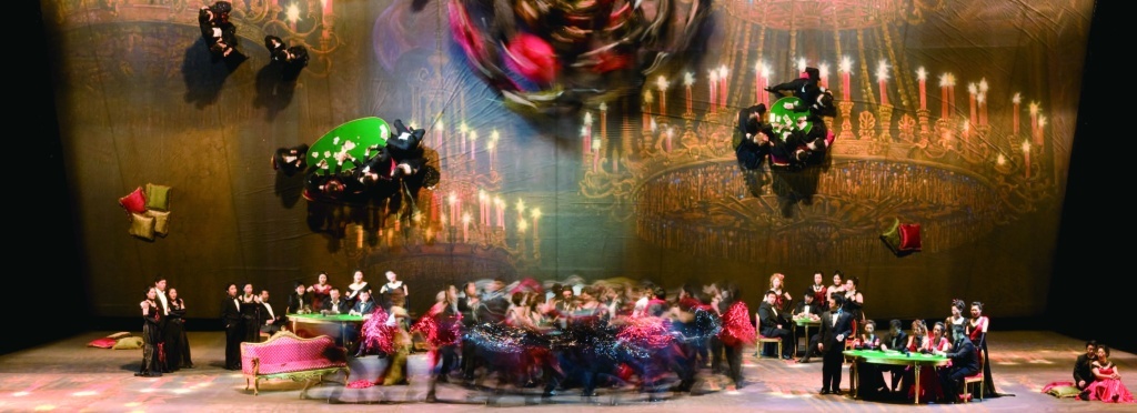 剧照舞台演出与上方镜画中的倒影互为表里，如梦似幻。