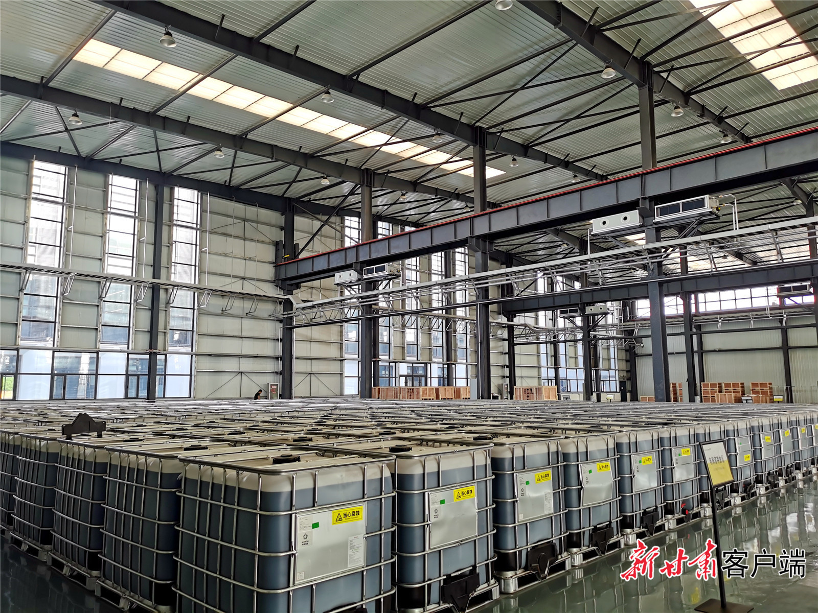 寰泰工业瓜州工厂生产车间一角