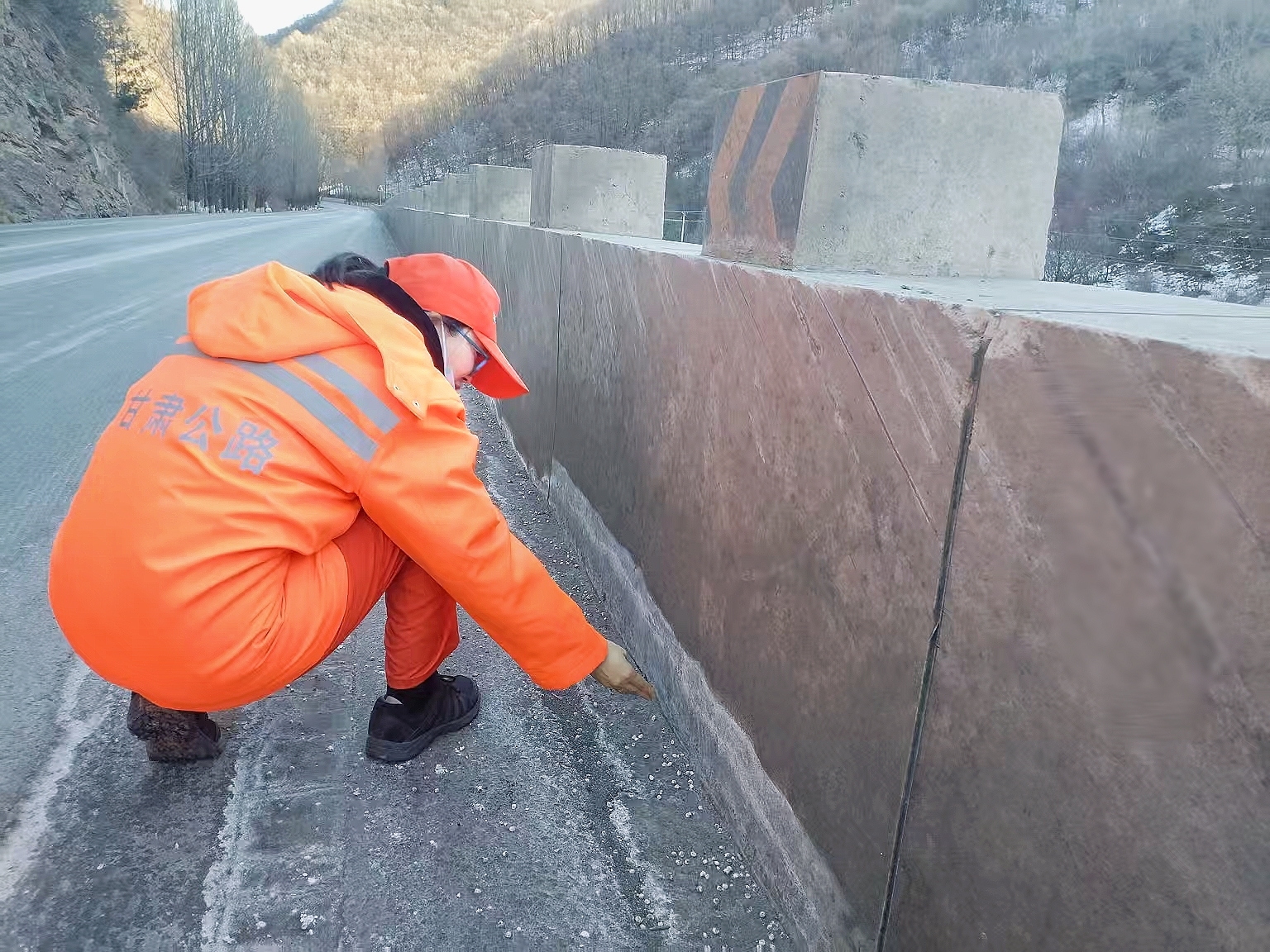 华亭公路“美颜师”的节后日常是啥样　这里有图有故事