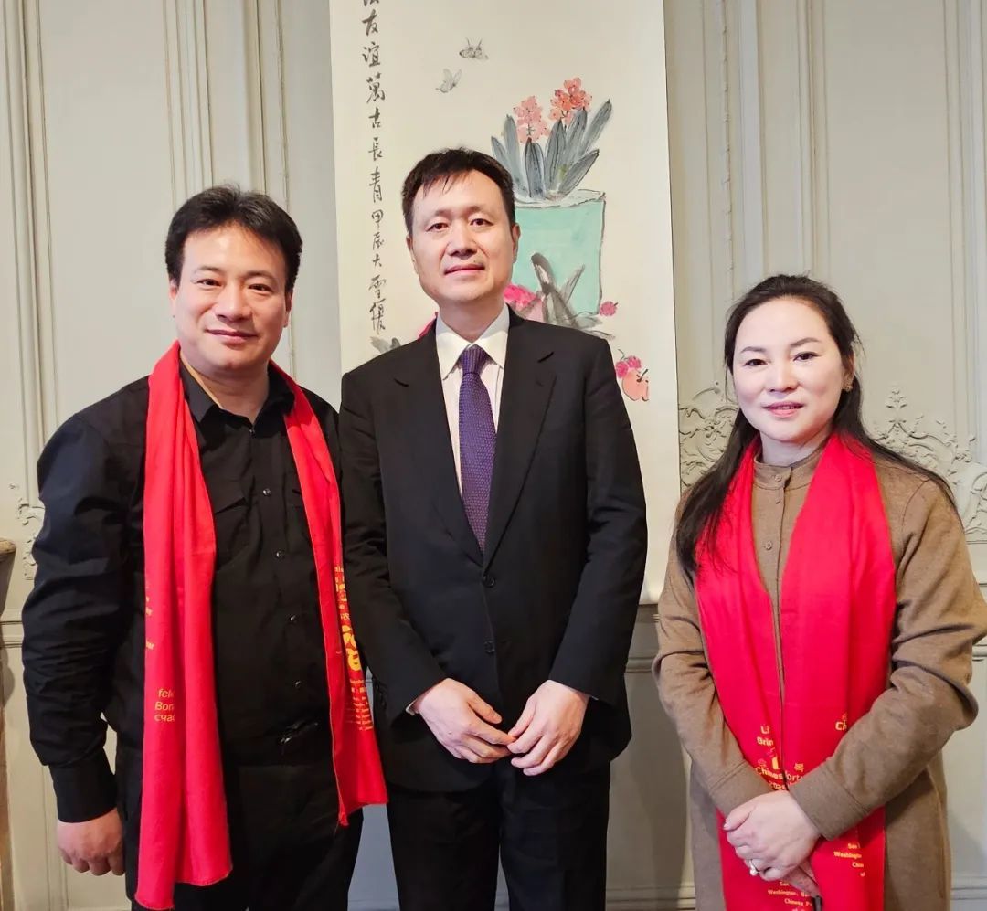 中国驻法国大使馆公使衔参赞金旭东参观展览