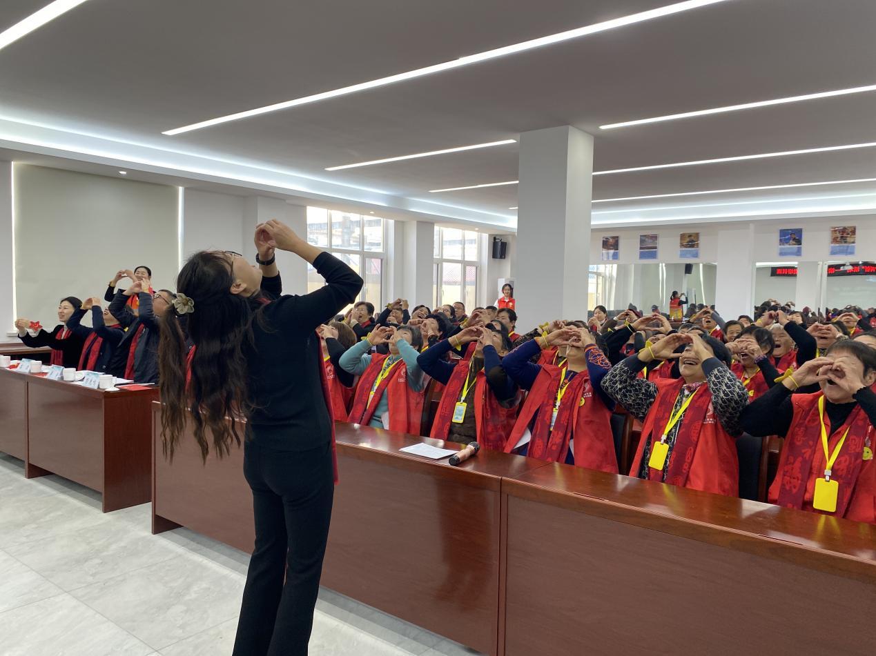 开班仪式上,程爱玲带领学员们开展互动小游戏