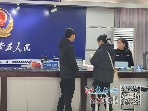 王女士在井冈山茨坪派出所询问事情。黄健恒摄