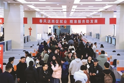 招聘会现场人头攒动