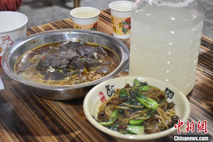 2月8日，在江西南昌县三江镇的三江早酒文化街，食客购入的牛杂汤、炒米粉、三江米酒。巫发阳 摄