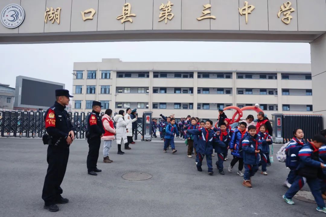 百架無(wú)人機(jī)+機(jī)器人警力！江西各地“疊Buff”護(hù)學(xué)模式開(kāi)啟