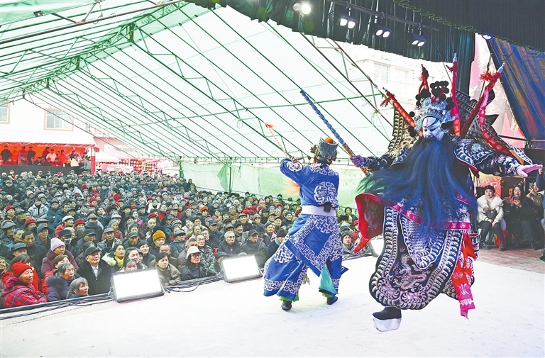 在乐平市乐港镇谷田村，戏台上赣剧演员的倾情演出，引得台下戏迷连连叫好。