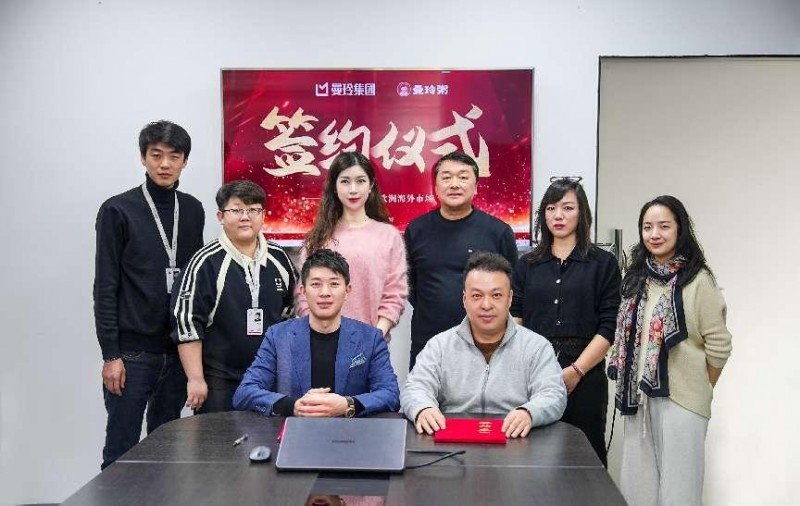 曼玲粥团队与欧洲代理团队在签约协议现场