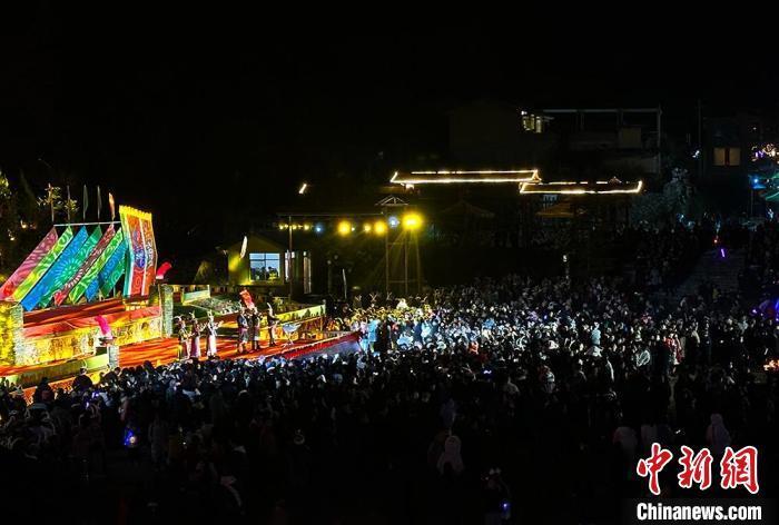 2月12日，国家级非遗池哥昼民俗文化旅游活动在甘肃省陇南市文县举行。图为白马人演唱的民歌吸引众人。艾庆龙　摄