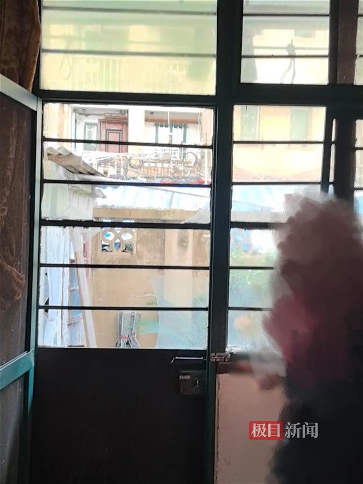 不远处的民宅多处门窗受损