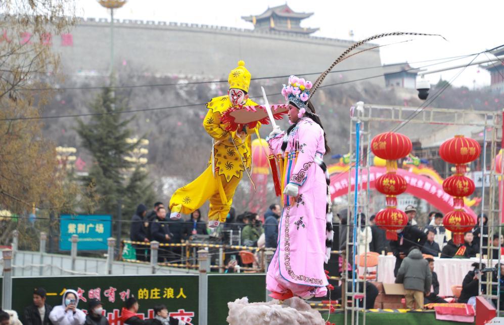 图为庄浪县社火展演中的高抬作品　新华社发