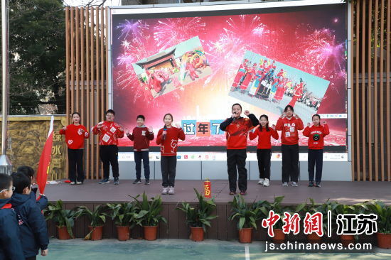 孩子们进行才艺展示。杜颢 摄