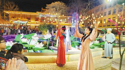 图为2月12日游客欣赏“一梦入红楼”演出。 本报记者 杨明静摄