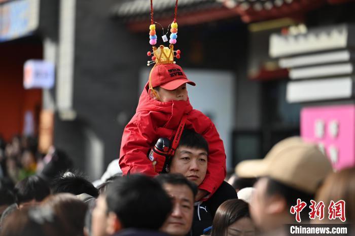 2月12日,甘肃兰州老街,观看社火表演的民众。当日是农历正月十五元宵节,兰州老街举行丰富多彩的社火展演,迎接元宵节的到来。中新社记者 九美旦增 摄