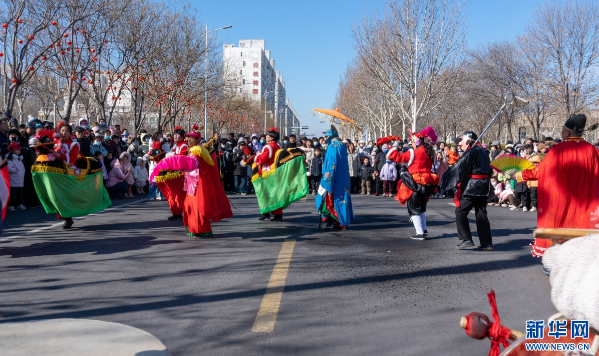 当地艺人进行跑驴表演。新华网发 陈超 摄