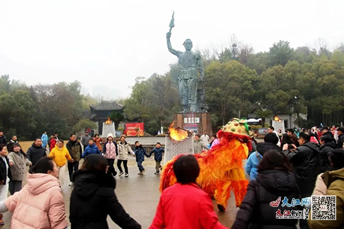 古窑民俗博览区游客齐跳《太平舞》（古窑民俗博览区 供图）