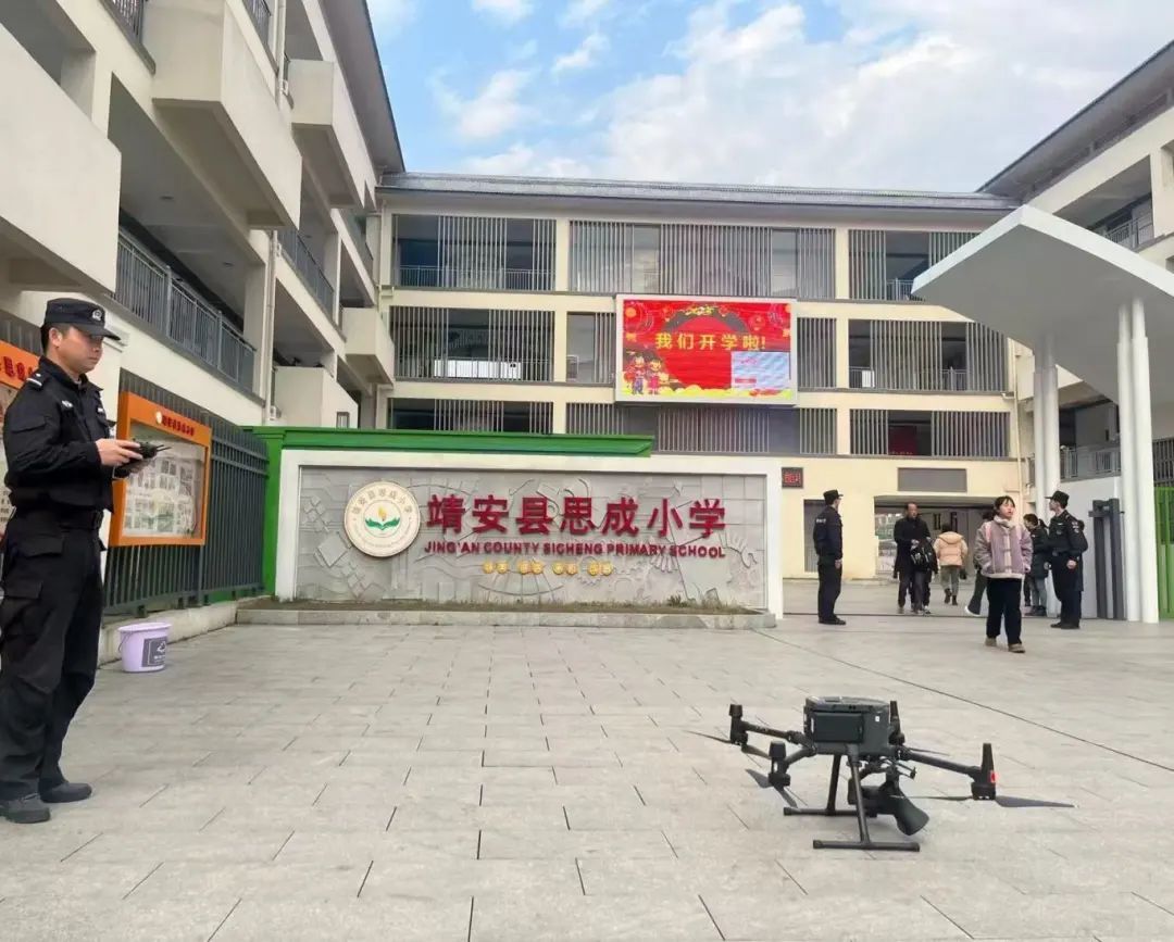 百架無(wú)人機(jī)+機(jī)器人警力！江西各地“疊Buff”護(hù)學(xué)模式開(kāi)啟