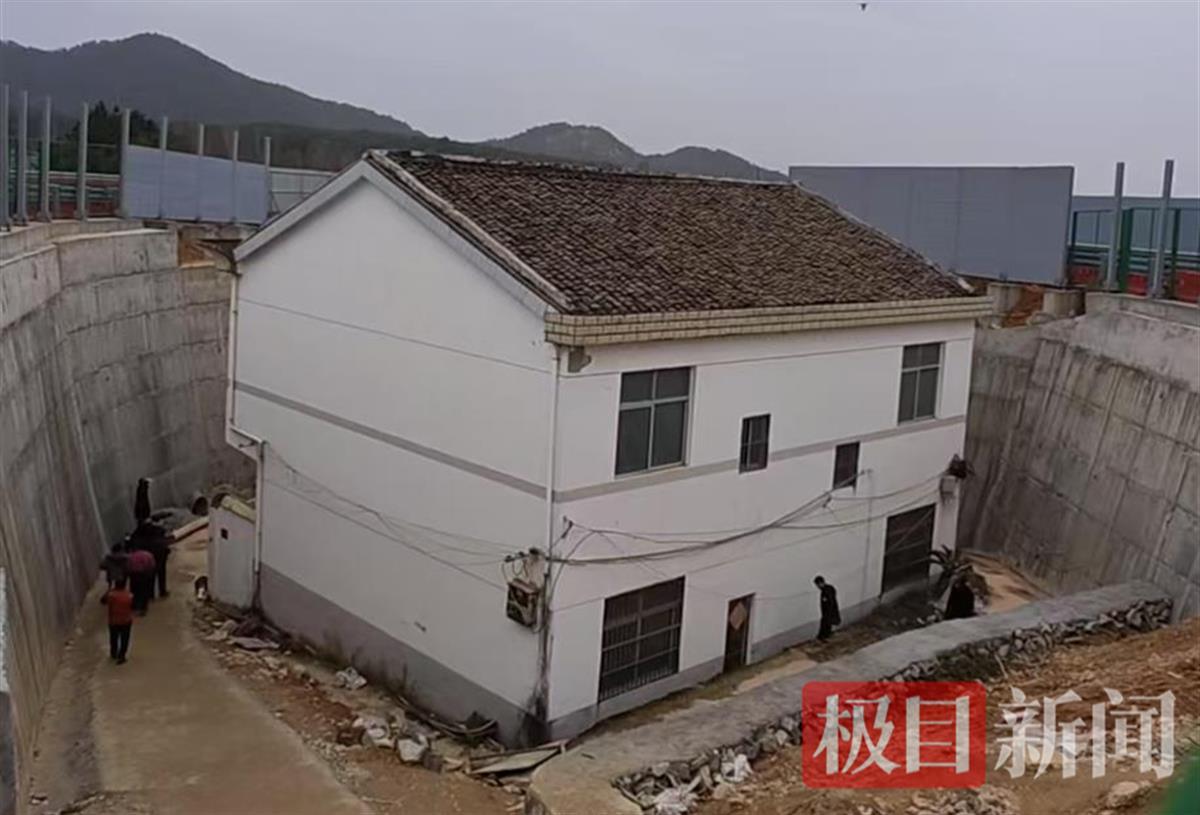 房屋被数米水泥墙包围 极目新闻记者摄.jpg