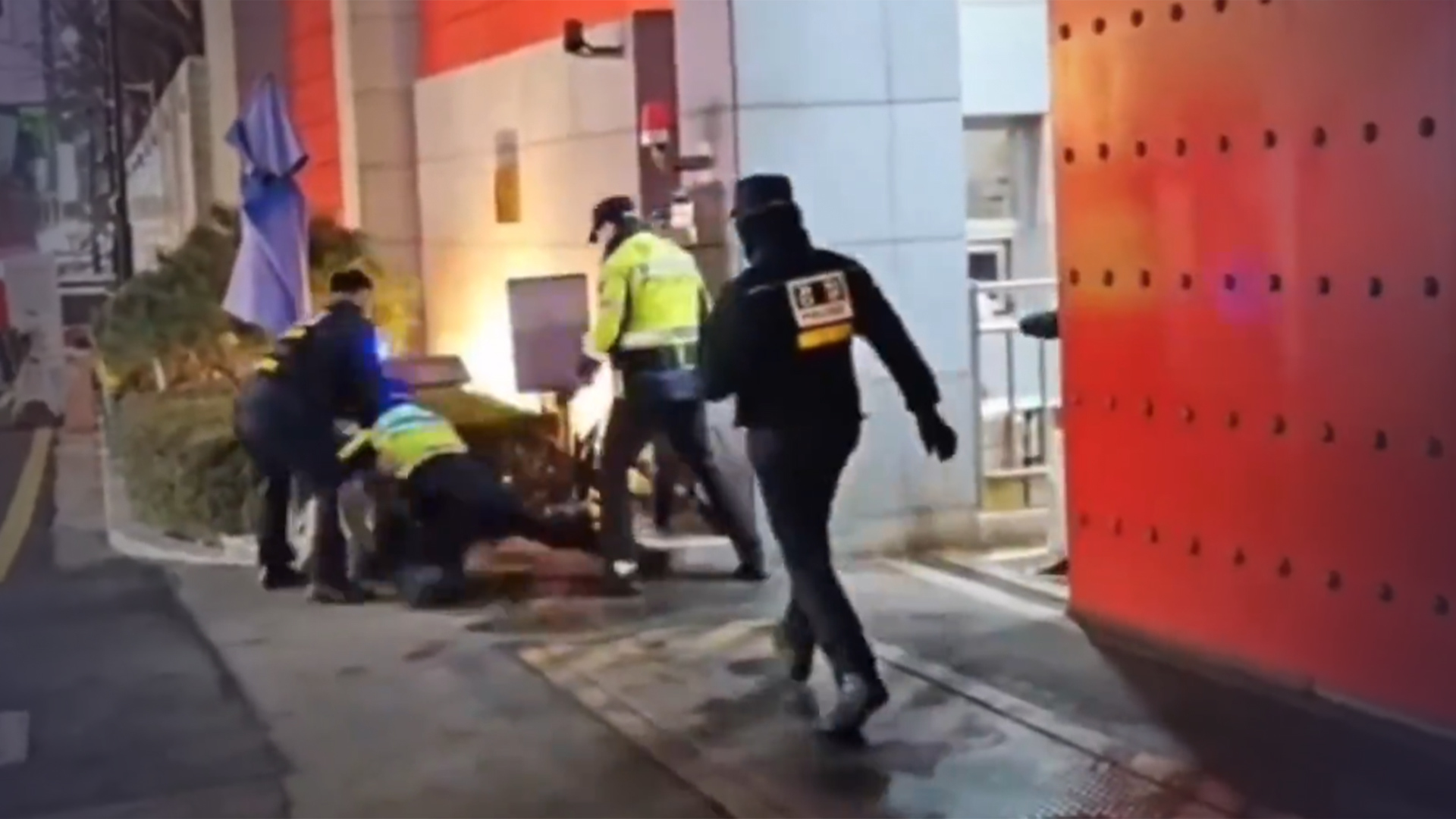 韩媒称一男子企图闯入中国驻韩使馆被拘：扮成“美国队长”被韩警当场扑倒