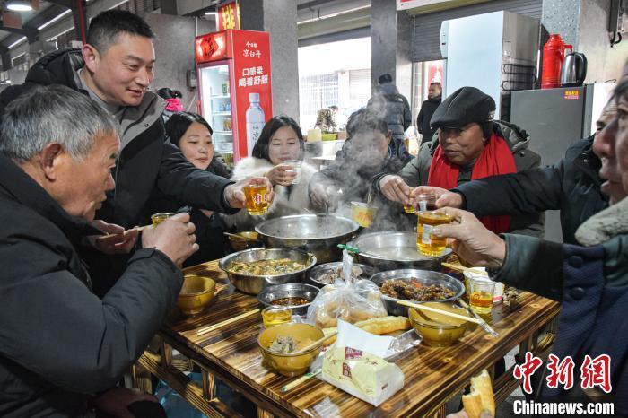 2月8日，位于江西南昌县三江镇的三江早酒文化街，就着大盘牛杂汤、炒米粉、红烧黄丫头，熊海明与亲朋喝上了当天的第一杯酒。巫发阳 摄