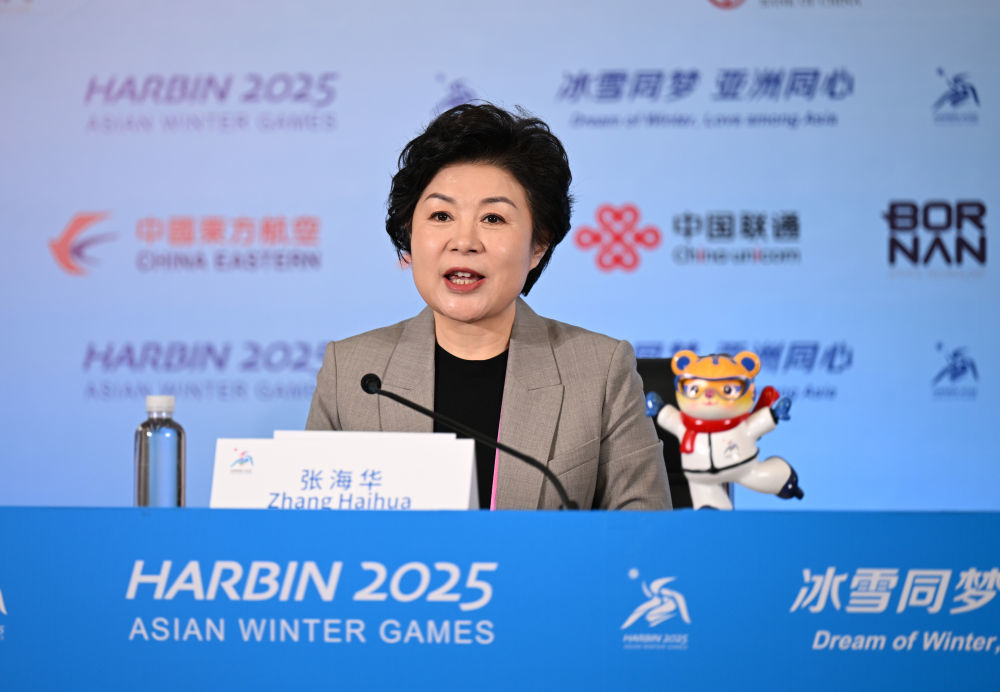 2月14日，亚冬会组委会副秘书长、主新闻发言人、哈尔滨市副市长张海华在新闻发布会上。新华社记者 蔡湘鑫 摄